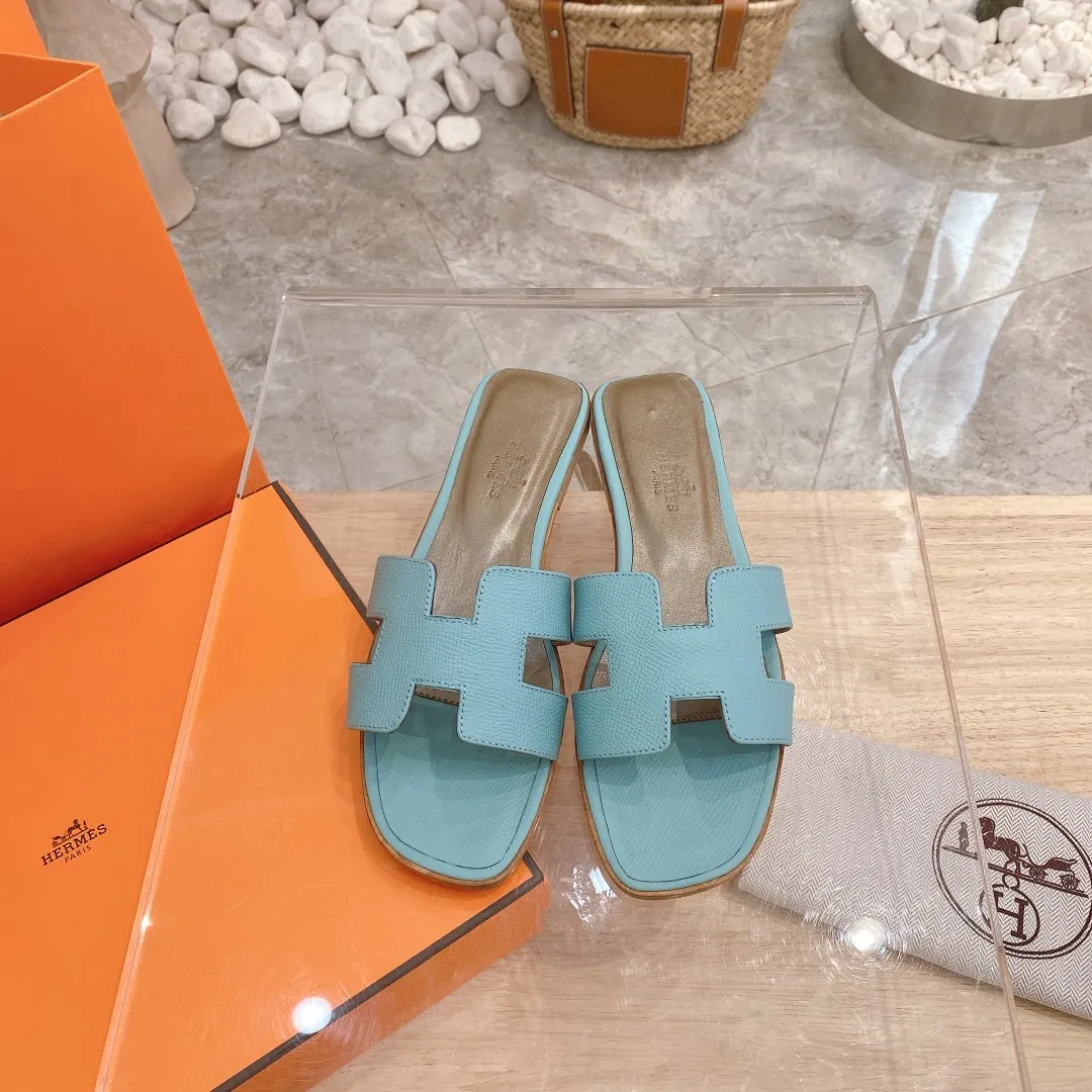 👟👟Ex-factory price 300👟👟 Genuine leather sole +40 🦄Hermès "Palm Print" has added new color sandals, "Year-round shipment" with three-dimensional concave and convex feeling on the classic "H" upper... It is a must-have item in your wardrobe, and it is magically versatile in this summer! This model fully demonstrates the classic Hermès style "palm print". Classic calfskin material ~ imported sheepskin. Lining 🐎Size: 34~42. Heel height ② type: low heel 1.5cm. Medium heel 4.5cm. Genuine leather sole +40 rubber sole.